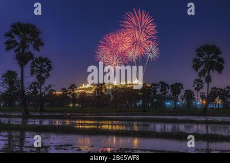 Feuerwerk im historischen Park Phra Nakhon Khiri, Phetchaburi, thailand Stockfoto