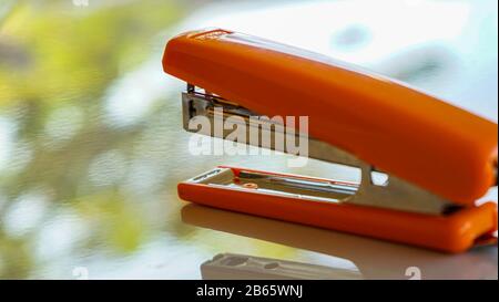 Nahaufnahme des orangefarbenen Hefters auf dem Tisch Stockfoto