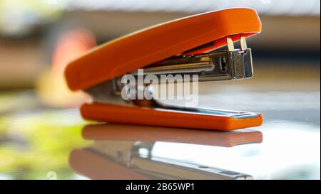 Nahaufnahme des orangefarbenen Hefters auf dem Tisch Stockfoto