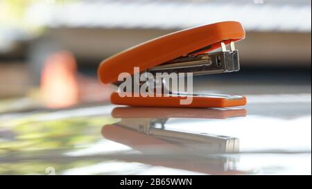 Nahaufnahme des orangefarbenen Hefters auf dem Tisch Stockfoto