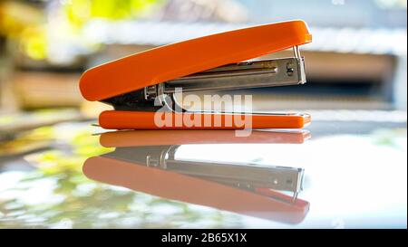 Nahaufnahme des orangefarbenen Hefters auf dem Tisch Stockfoto
