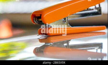 Nahaufnahme des orangefarbenen Hefters auf dem Tisch Stockfoto