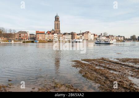 Deventer, NIEDERLANDE - 18. JANUAR 2014: Das historische Zentrum von Deventer mit der Lebuinuskirche und dem Fluss IJssel im Vordergrund. Der fer Stockfoto