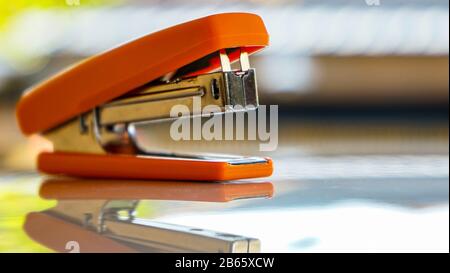 Nahaufnahme des orangefarbenen Hefters auf dem Tisch Stockfoto