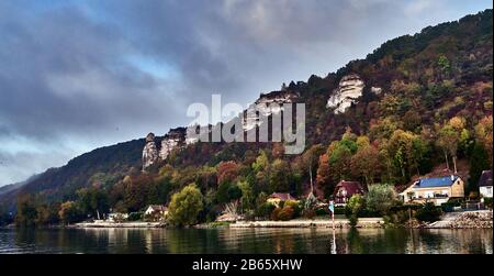 Im Herbst ist die seine ein 777 Kilometer langer Fluss und eine wichtige Handelsstraße innerhalb des Pariser Beckens im Norden Frankreichs. Er ragt in der Source-seine, 30 Kilometer nordwestlich von Dijon im Nordosten Frankreichs in der Langres-Hochebene auf, Stockfoto