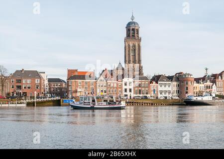 Deventer, NIEDERLANDE - 18. JANUAR 2014: Das historische Zentrum von Deventer mit der Lebuinuskirche und dem Fluss IJssel im Vordergrund. Der fer Stockfoto