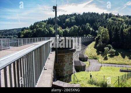 Lingeser Staudamm im Bergischen Land Stockfoto