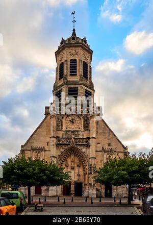 Die Kirche Saint Leonards und ihr Kirchturm mit Kuppel um das Jahr 1760 in der Stadt Honfleur, Frankreich und ihr Kirchturm um das Jahr 60-60 mit Kuppel in der Straße Saint Leonards, Stadt Honfleur in der Region Normandie in Frankreich. Die Stadt war ein Favorit vieler Künstler und des Musikers Erik Satie und genießt heutzutage eine florierende Sommertouristenindustrie, die von ihren Freiluftmärkten, ihrer Kultur, Cafés und ihrer Architektur angezogen wird. Stockfoto