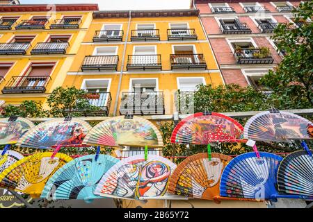 Bunte Fans auf dem Rastro Flohmarkt an der Calle de la Ribera de Curtidores zwischen La Latina und Embajadores, Madrid, Spanien. Stockfoto