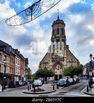 Frankreich, Normandie, die Kirche Saint Leonards und ihr Kirchturm mit Kuppel um das Jahr 60 in der Stadt Honfleur und ihrem Kirchturm um das Jahr 60-60 mit Kuppel in der Straße Saint Leonards, Stadt Honfleur in der Region Normandie in Frankreich. Die Stadt war ein Favorit vieler Künstler und des Musikers Erik Satie und genießt heutzutage eine florierende Sommertouristenindustrie, die von ihren Freiluftmärkten, ihrer Kultur, Cafés und ihrer Architektur angezogen wird. Stockfoto