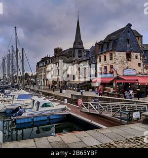 Honfleur, Calvados, Normandie, Frankreich. Honfleur liegt an der Flussmünde der seine, nahe der berühmten Normandiebrücke Honfleur ist berühmt für seinen malerischen Hafen, einschließlich farbenfroher Gebäude und Häuser mit schiefergedeckten Frontalaufgängen. Der Hafen von Honfleur wurde oft von Künstlern gemalt, die die impressionistischen Bewegungen hervorbrachten: Claude Monet, Gustave Courbet und Eugène Boudin. Stockfoto