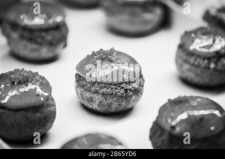 Hausgemachte Auswahl an Mini-Kuchen mit leckeren Zutaten & frisches Obst Stockfoto