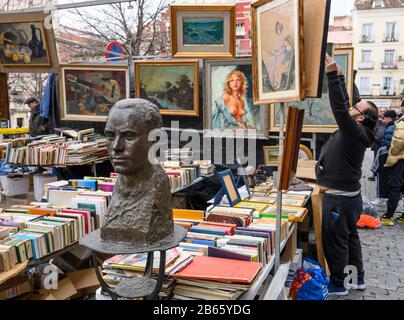 Eine Büste von Federico Garcia Lorca im Rastro Flohmarkt rund um die Plaza de Cascorro zwischen La Latina und Embajadores, Madrid, Spanien. Stockfoto