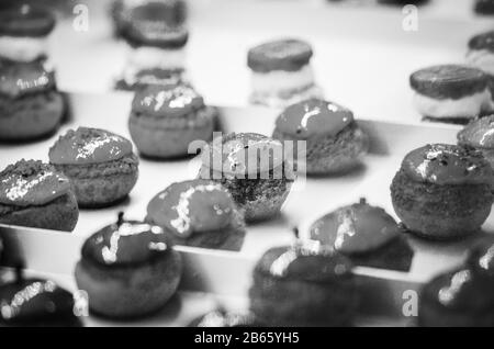 Hausgemachte Auswahl an Mini-Kuchen mit leckeren Zutaten & frisches Obst Stockfoto