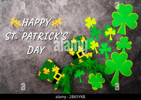 St. Patricks Day, festlicher Leprechaun Hut und grüne Shamrocks Stockfoto