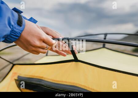 Aufstellen des Zelts, Hände aus der Nähe Stockfoto