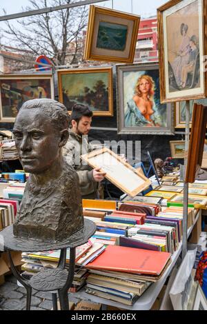 Eine Büste von Federico Garcia Lorca im Rastro Flohmarkt rund um die Plaza de Cascorro zwischen La Latina und Embajadores, Madrid, Spanien. Stockfoto