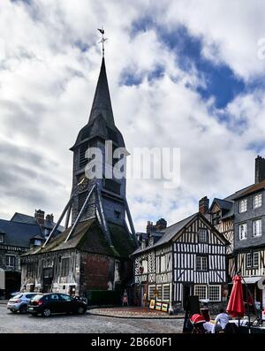 Frankreich, Calvados, Basse-Normandie, einer der wichtigsten Stätten Honfleur, die Kirche der Heiligen Katharina ist die größte Holzkirche Frankreichs, der separate Kirchturm.aus dem 15. Jahrhundert, Stockfoto