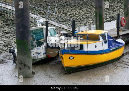 Doel, Belgien, 21. Juli 2019, gelbes Boot liegt bei Ebbe im Schlamm Stockfoto