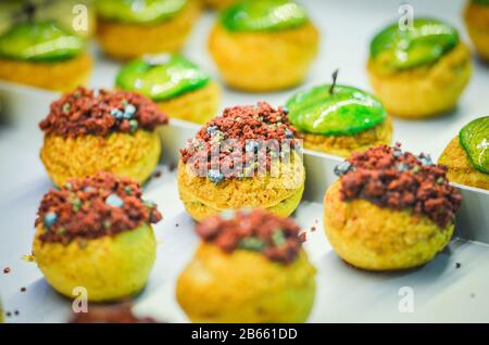 Hausgemachte Auswahl an Mini-Kuchen mit leckeren Zutaten & frisches Obst Stockfoto