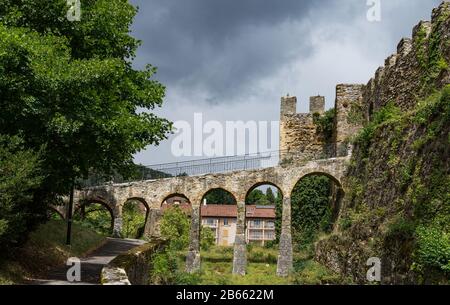 Teil der alten Festung in Neuchatel Stadt und Fußgängerbrücke aus Stein. Kanton Neuchatel, Schweiz Stockfoto