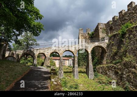 Teil der alten Festung in Neuchatel Stadt und Fußgängerbrücke aus Stein. Kanton Neuchatel, Schweiz Stockfoto