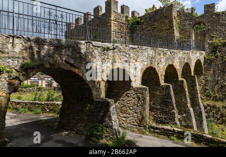 Teil der alten Festung in Neuchatel Stadt und Fußgängerbrücke aus Stein. Kanton Neuchatel, Schweiz Stockfoto