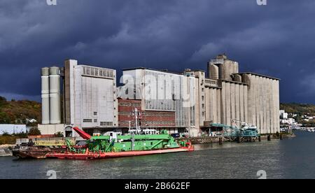 Im Herbst, Hafen von Rouen, seine, Transport im Fluss Normandie, Frankreich Stockfoto