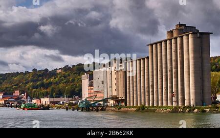 Im Herbst, Hafen von Rouen, seine, Transport im Fluss Normandie, Frankreich Stockfoto