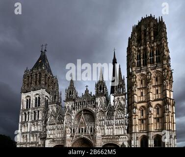 Die Kathedrale von Rouen - bekannt als Notre-Dame de l'Assomption de Rouen ist eine römische katholische Kirche, La magnifique cathédrale gothique de Rouen a la plus Haute flèche d'église de France et une richesse d'Art, d'histoire et de détails architecturaux Stockfoto