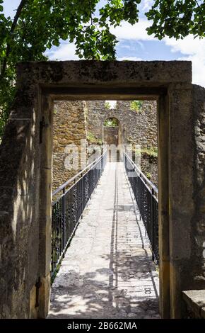 Eingang in die alte Festung in der Neuchatel Stadt und Fußgängerbrücke. Kanton Neuchatel, Schweiz Stockfoto