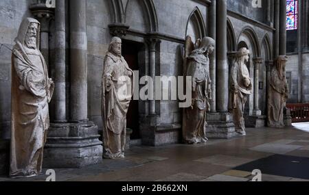 Alte Steinstatue in der Kathedrale - bekannt als Notre-Dame de l'Assomption de Rouen ist eine römische katholische Kirche, La magnifique cathédrale gothique de Rouen a la plus Haute flèche d'église de France et une richesse d'Art, d'histoire et de détails architecturaux Stockfoto