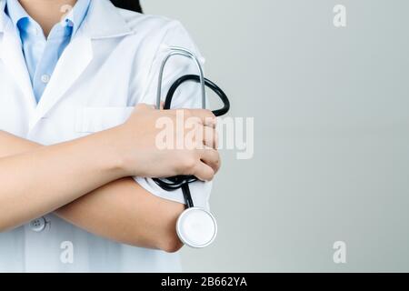 Ärztin oder Ärztin im Krankenhaus. Konzept Medizintechnik und Gesundheitswesen Stockfoto
