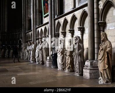 Alte Steinstatue in der Kathedrale - bekannt als Notre-Dame de l'Assomption de Rouen ist eine römische katholische Kirche, La magnifique cathédrale gothique de Rouen a la plus Haute flèche d'église de France et une richesse d'Art, d'histoire et de détails architecturaux Stockfoto