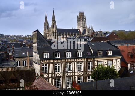 Die Kathedrale von Rouen - bekannt als Notre-Dame de l'Assomption de Rouen ist eine römische katholische Kirche, La magnifique cathédrale gothique de Rouen a la plus Haute flèche d'église de France et une richesse d'Art, d'histoire et de détails architecturaux Stockfoto