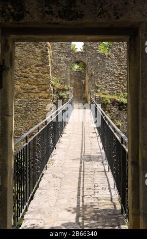 Eingang in die alte Festung in der Neuchatel Stadt und Fußgängerbrücke. Kanton Neuchatel, Schweiz Stockfoto