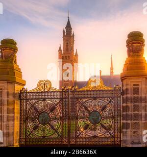 Tor des internationalen Verwaltungsgebäudes Friedenspalast in den Haag, Niederlande bei Sonnenuntergang Stockfoto