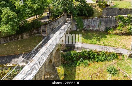 Teil der alten Festung in Neuchatel Stadt und Fußgängerbrücke aus Stein. Kanton Neuchatel, Schweiz Stockfoto