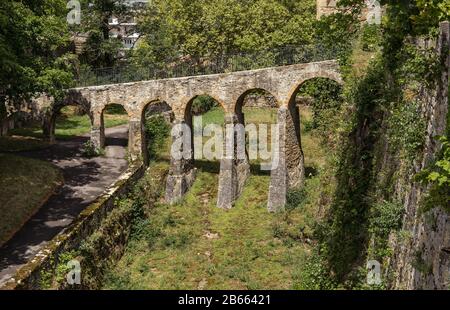 Teil der alten Festung in Neuchatel Stadt und Fußgängerbrücke aus Stein. Kanton Neuchatel, Schweiz Stockfoto