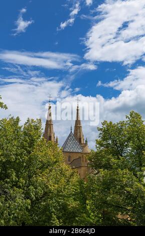 Teil der alten Kirche in Neuchatel und fantastischer blauer Sommerhimmel. Kanton Neuchatel, Schweiz Stockfoto