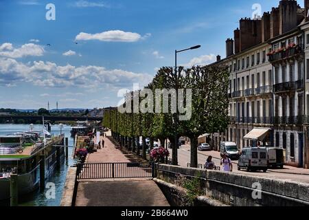 Europa, Frankreich, Chalon-sur-Saône, Bourgogne-Franche-Comté, Departements, Flowerbox und Quai Gambetta, Fluss Saône, Riverbank, Petunia Stockfoto