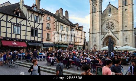 Europa, Frankreich, Chalon-sur-Saône, Bourgogne-Franche-Comté, Saint-Vincent Chalon-Sur-Saone, die prächtigen Fachwerkhäuser stammen aus dem 16. Und 17. Jahrhundert am Saint-Vincent-Platz. In der Altstadt, Fußgängerzone, Geschäft Stockfoto