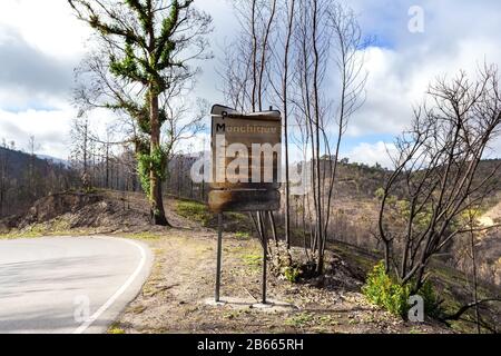 Verbranntes Schild auf der Straße nach einem Waldbrand in Monchique, Portugal. Portimao, Monchique, Alcaria do Peso Stockfoto