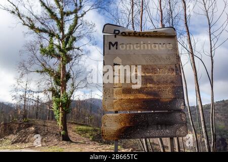 Verbranntes Schild auf der Straße nach einem Waldbrand in Monchique, Portugal. Portimao, Monchique, Alcaria do Peso Stockfoto