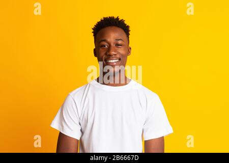 Porträt eines fröhlichen und lächelnden afroamerikanischen Kerls Stockfoto