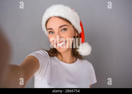 Studio für junge Leute, isoliert an einer grauen Wand Stockfoto