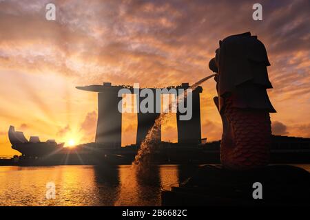 Singapur STADT SINGAPUR: 12. Februar 2020: Singapur Merlion Park im Stadtzentrum von Singapur Geschäftsviertel bei Sonnenaufgang Stockfoto