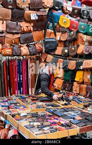 Ledertaschen, Taschen und Gürtel, die auf dem Rastro Flohmarkt an der Calle de la Ribera de Curtidores zwischen La Latina und Embajadores, Madrid, S zu kaufen sind Stockfoto