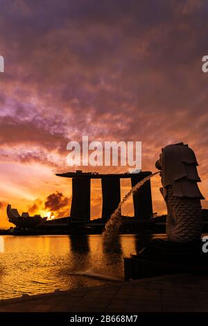 Singapur STADT SINGAPUR: 12. Februar 2020: Singapur Merlion Park im Stadtzentrum von Singapur Geschäftsviertel bei Sonnenaufgang Stockfoto