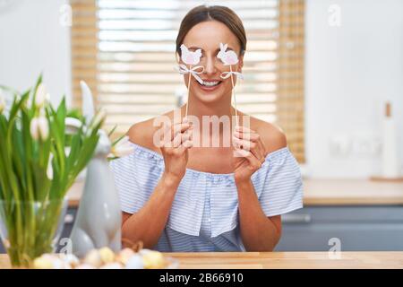 Fröhliche Erwachsene Frau in der Osterstimmung in der Küche Stockfoto